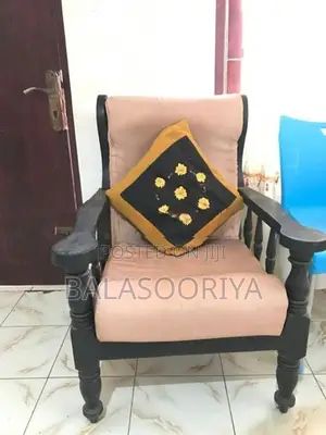 තෙක්ක කැම මේසයක් සහ මේස පුටු
