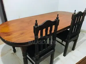 තෙක්ක කැම මේසයක් සහ මේස පුටු