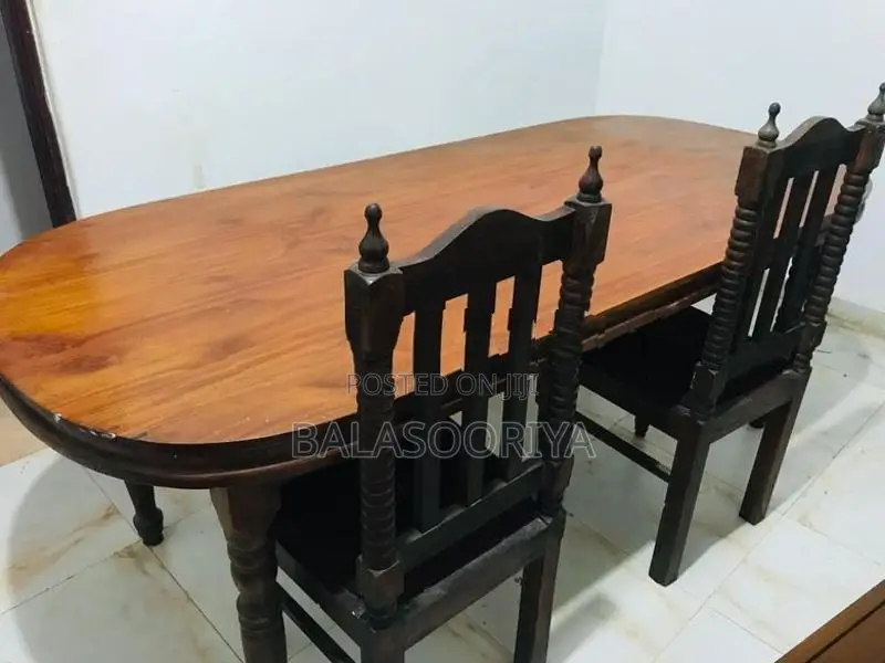 තෙක්ක කැම මේසයක් සහ මේස පුටු