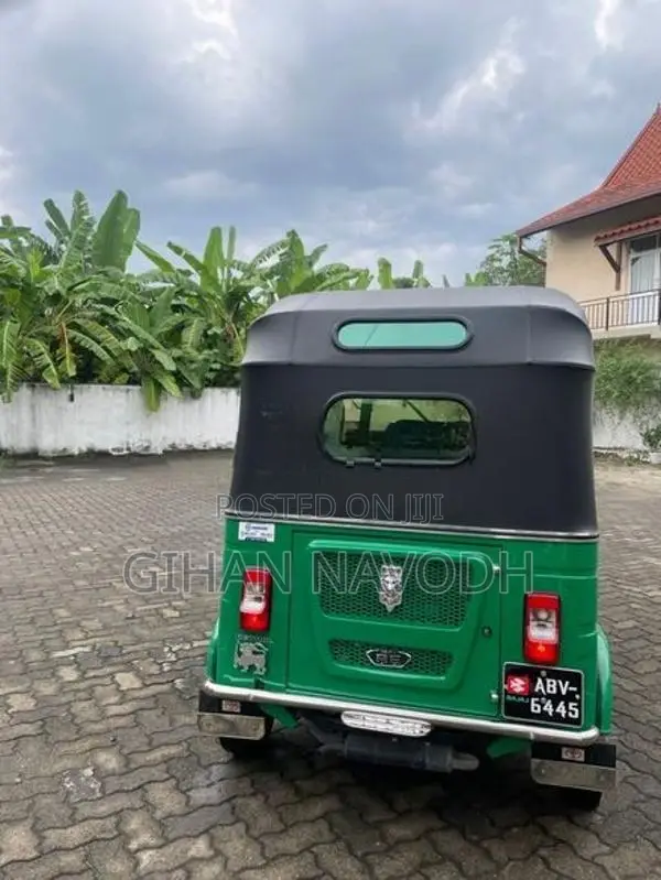 Bajaj RE 205 2025