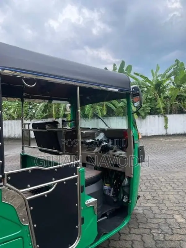 Bajaj RE 205 2025