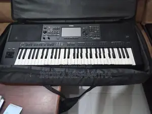 Yamaha PSR SX 700 Keyboard