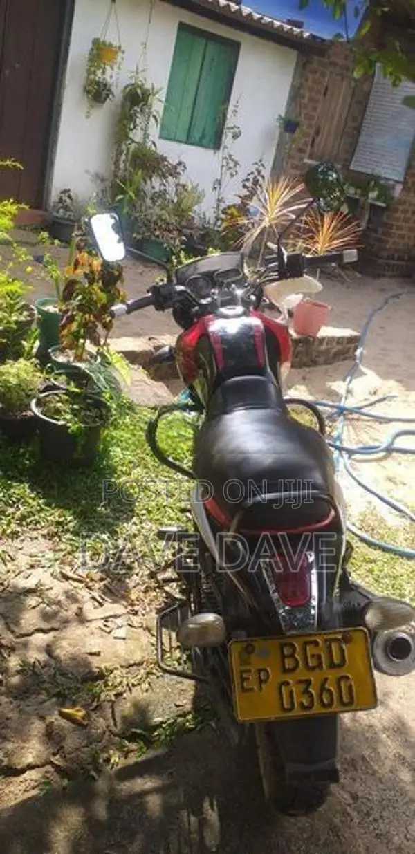Bajaj V15 2017