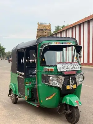 Bajaj RE 2018