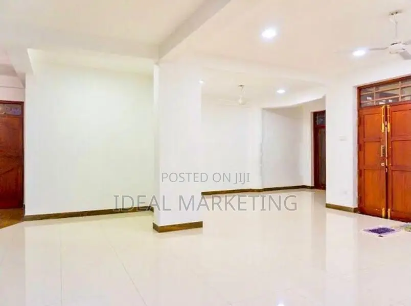 7 Bedroom Three Storied Luxury House for Sale - Boralesgamuwa (EM597)
