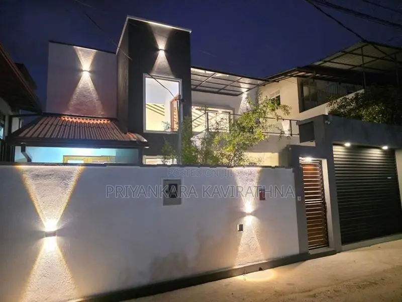 පිලියන්දලින් පර්චස් 11.5 ක අති නවීන සුකෝපබෝගී දෙමහල් නිවසක් විකිනීමට