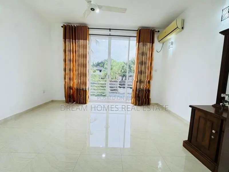 Spacious 4-Bedroom House for Sale – Thalawathugoda, Kalalgoda