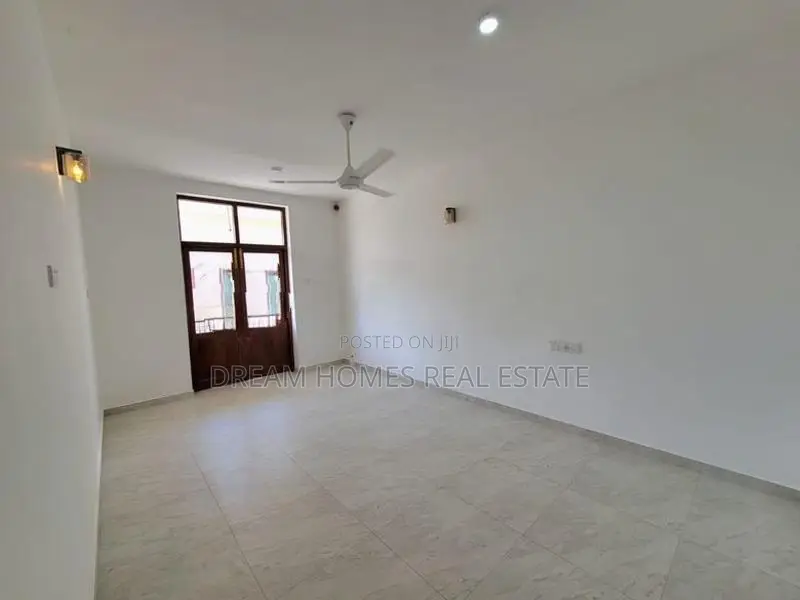 Spacious 7-Bedroom House in Battaramulla Subuthipura