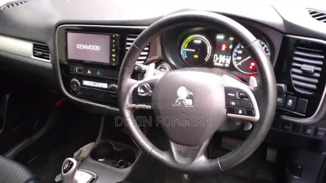 Mitsubishi Outlander PHEV 2013