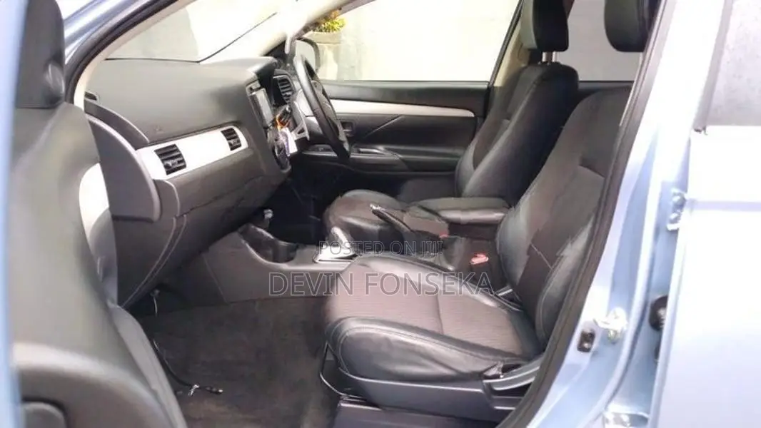 Mitsubishi Outlander PHEV 2013