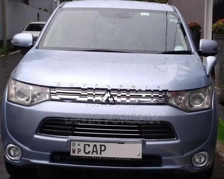 Mitsubishi Outlander PHEV 2013