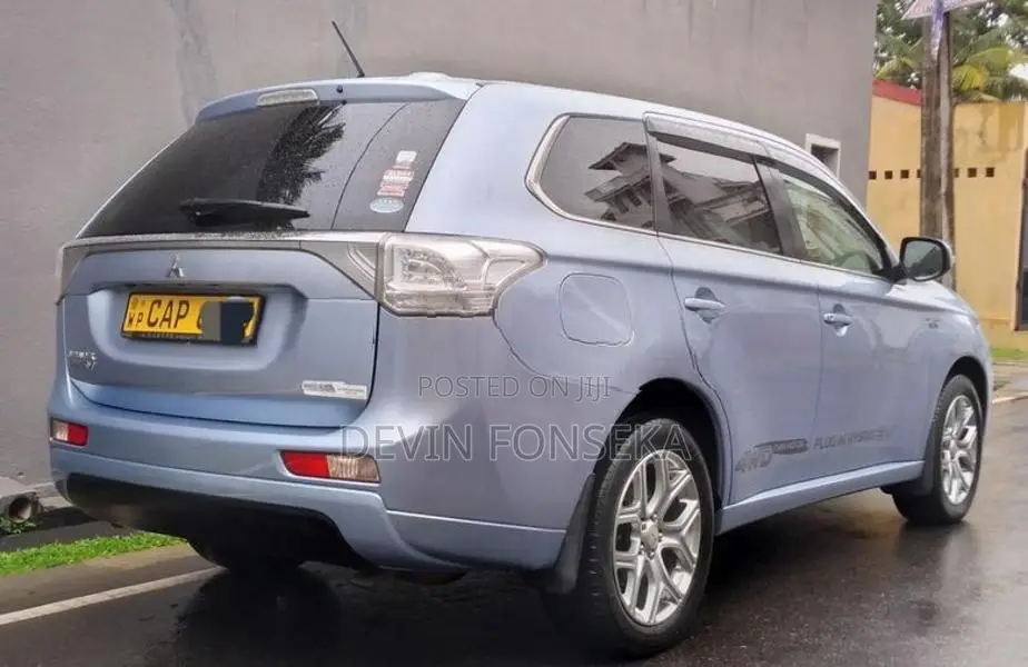 Mitsubishi Outlander PHEV 2013