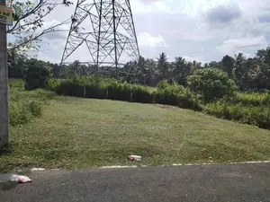 මීගොඩ කජුගහදේණිය පාරෙන් බිම් කොටස් විකිණීමට