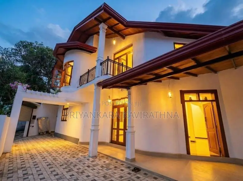 බටුවන්දර පිහිටි අලුත්ම දෙමහල් නිවස විකිනීමට