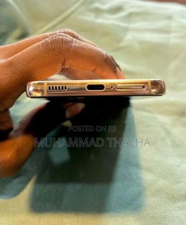 Samsung Galaxy S22 (Used)