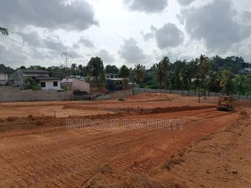 කරාපිටිය රෝහලට ලගින්ම බිම් කොටස්