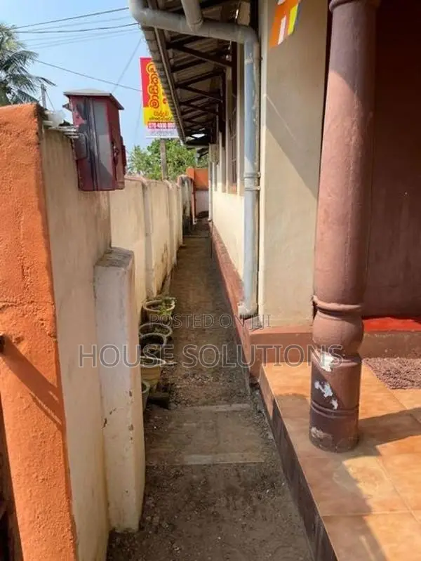 Land for sale in Moratuwa with livable House