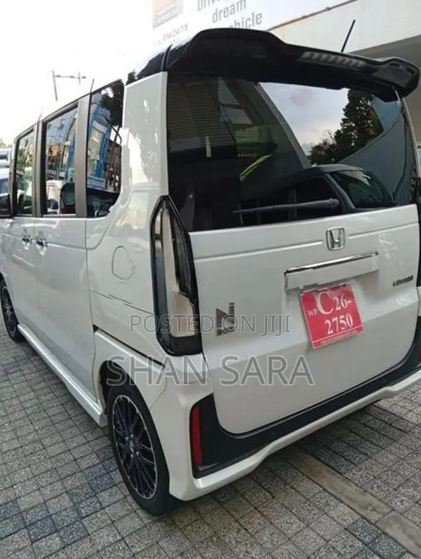 Honda N-Box Custom 2024