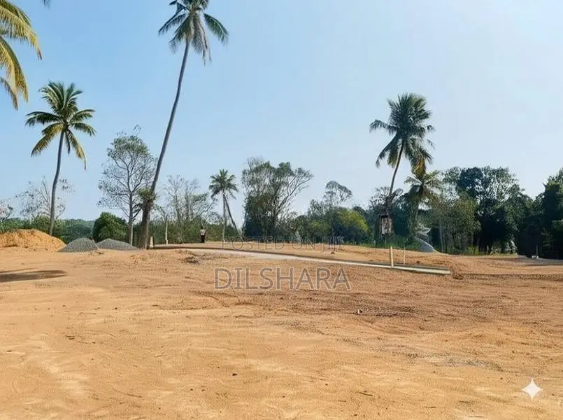 කැකනදුර සුන්දර පරිසරයකින් ඉඩමක්