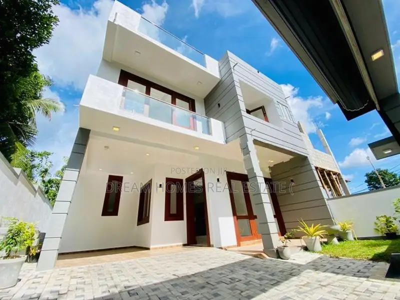 Athurugiriya Ultra-Luxury 4-Bedroom Modern Home with Rooftop Garden