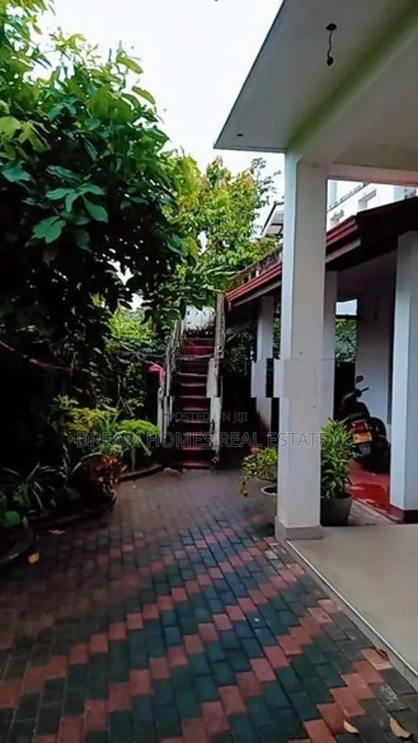 Beautiful 2-Story Modern Home for Sale – Kaduwela