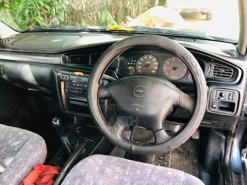Nissan Bluebird SU 14 1998