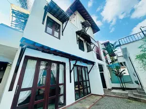 Luxury 4 Bedroom House with Swimming Pool in Thalapathpitiya