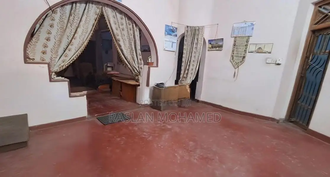 House with 12.8 Perch Land for Sale in Sammanthurai, Ampara.