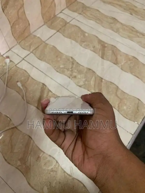 Apple iPhone SE 2 (Used)