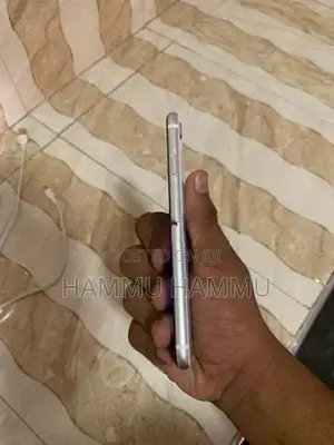 Apple iPhone SE 2 (Used)