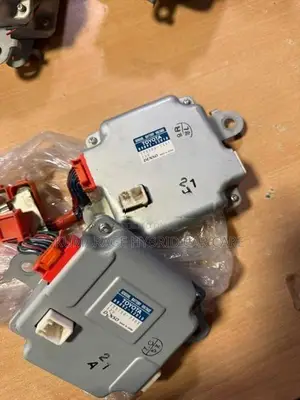 Toyota Voxy Hybrid Battery ECU (Voltage Sensor)