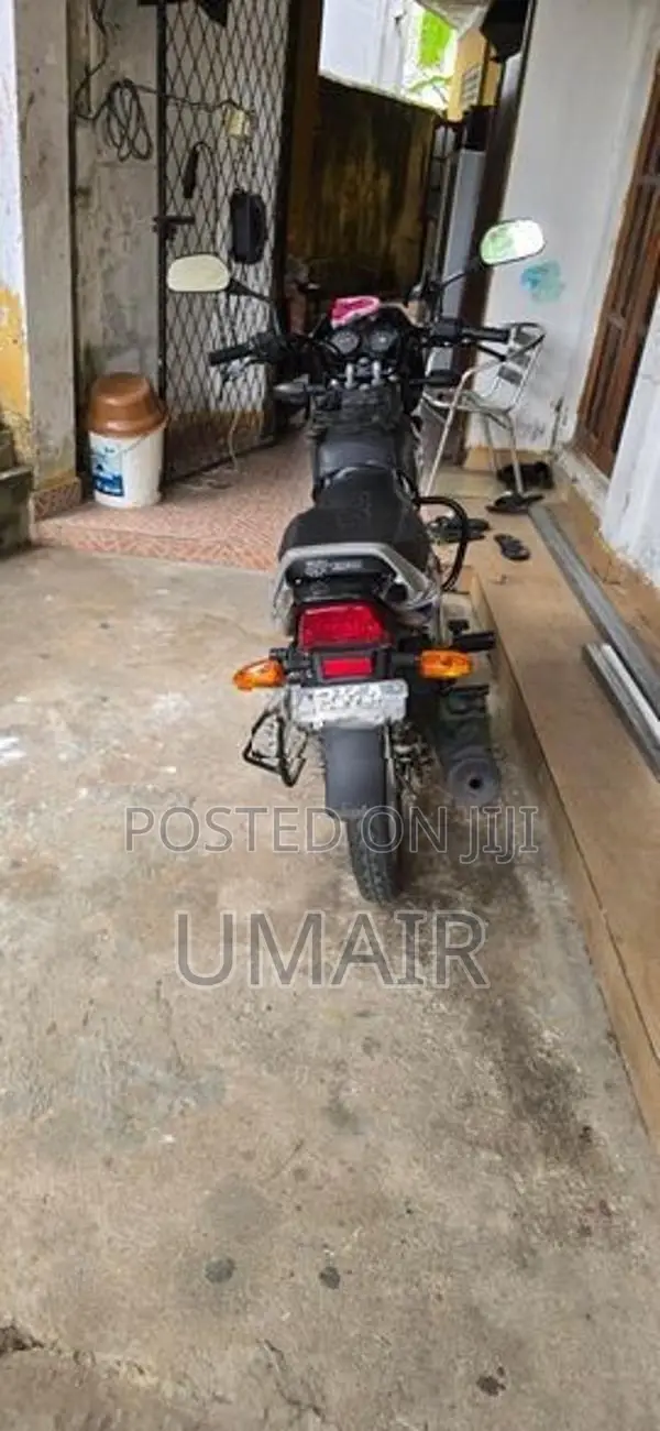 Bajaj CT100 2025