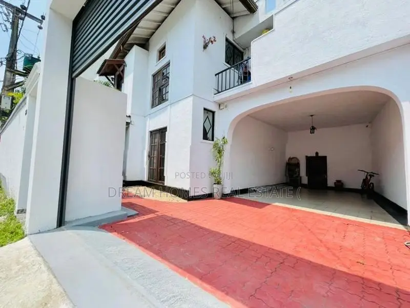 Elegant 2-Storey Family Home in Prime Gallage Mawatha