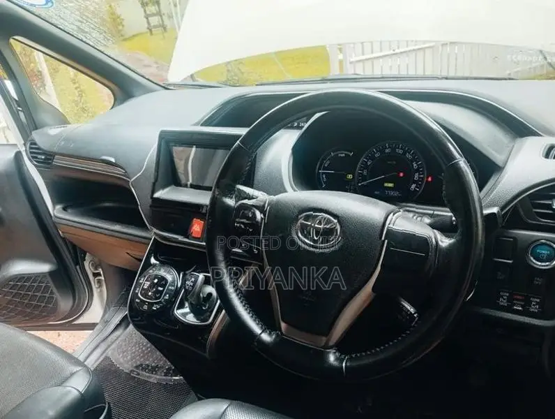 Toyota Esquire 2015