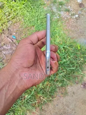 Apple iPhone SE 2 (Used)