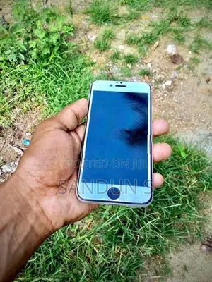Apple iPhone SE 2 (Used)