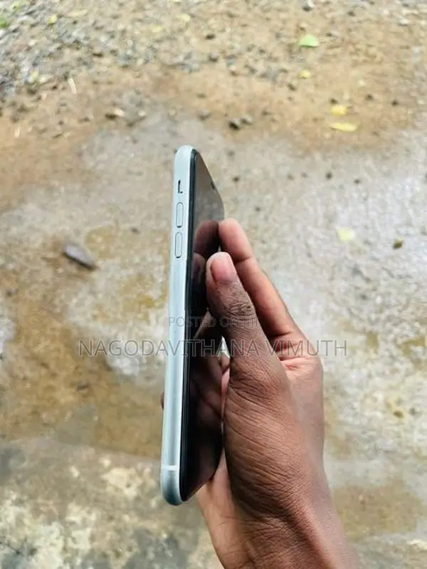 Apple iPhone XR (Used)