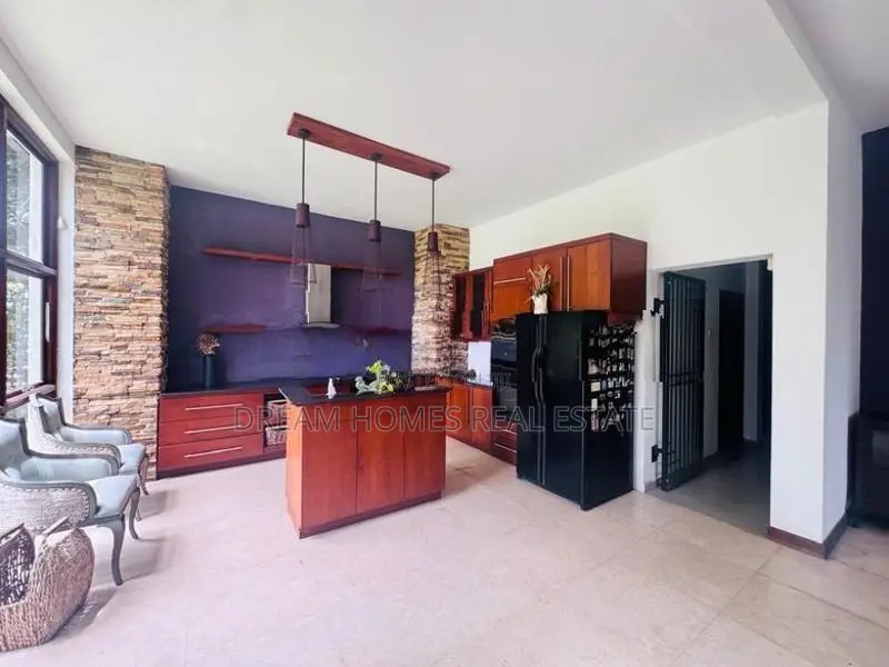 Beautiful 5 Bedroom Luxury House with Swimming Pool Baththaramulla