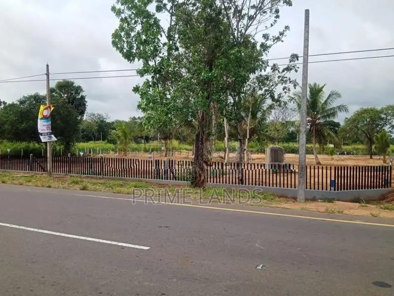 පුත්තලම ප්‍රධාන බස් පාරට මුහුණලා බිම්කොටස