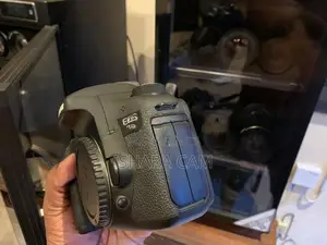 canon 7D DSLR body with lens