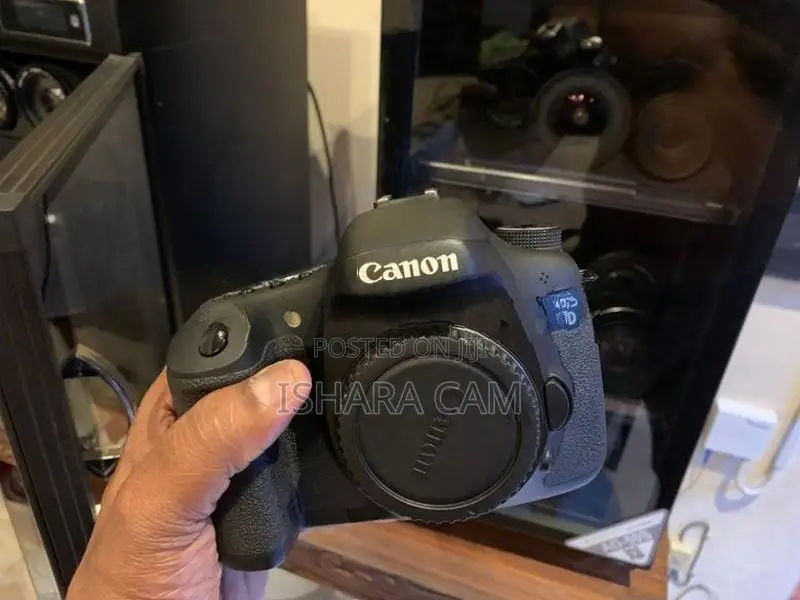 canon 7D DSLR body with lens