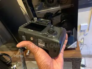 canon 7D DSLR body with lens