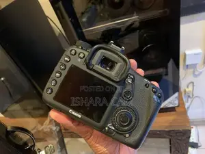 canon 7D DSLR body with lens