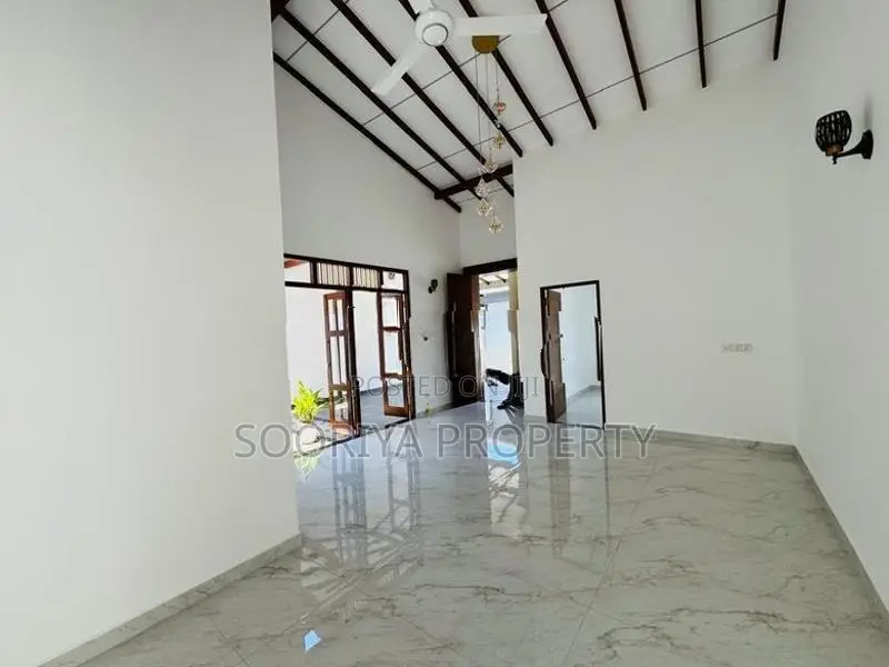 ගෘහ නිර්මාණ ශිල්පය අනුව තැනූ සුඛෝපභෝගී නිවසක් විකිණීමට - Piliyandala