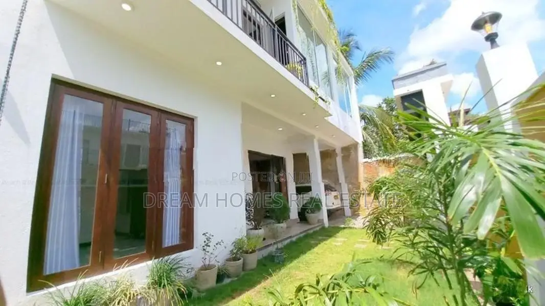 Luxurious 5BR House with Rooftop Pool And Pub |Kottawa, Mattegoda