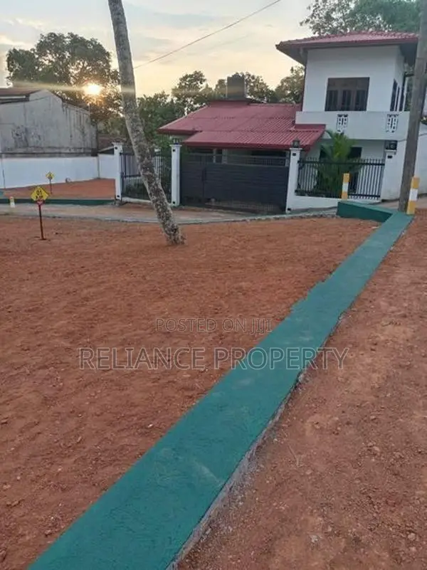 ප්‍රධාන මාර්ගයට අත පොවන දුරින් අගනා බිම් කොටස් Honnanthara