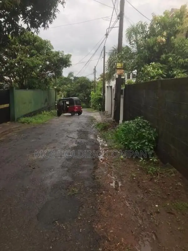 Land with a House for sale in Piliyandala