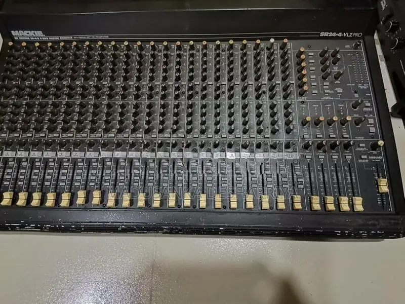 Professional Mackie SR24-4-VLZ PRO 24-Channel Mixer