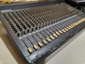 Professional Mackie SR24-4-VLZ PRO 24-Channel Mixer