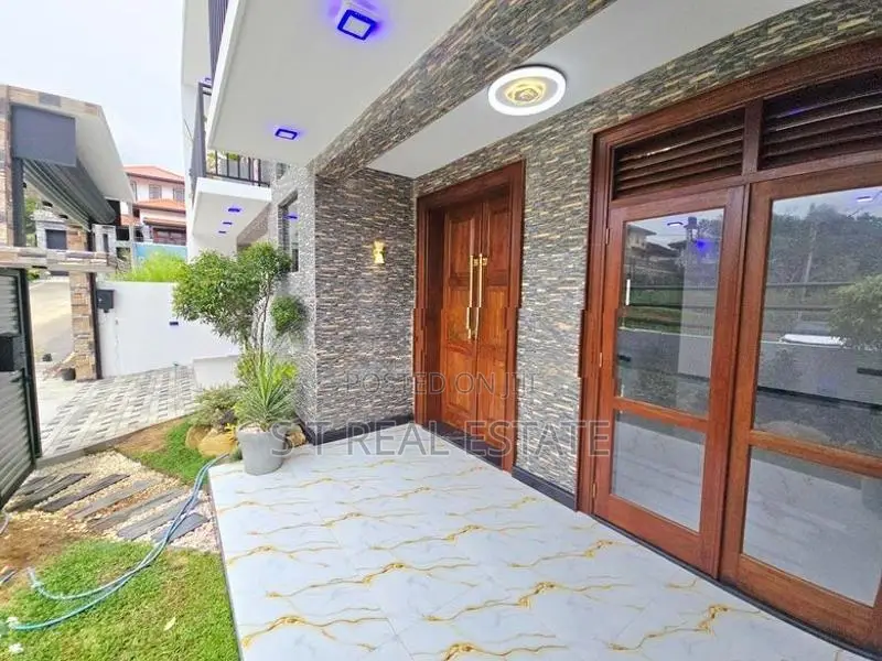 Brand New Luxury 3 Storey House for Sale in Kahathuduwa